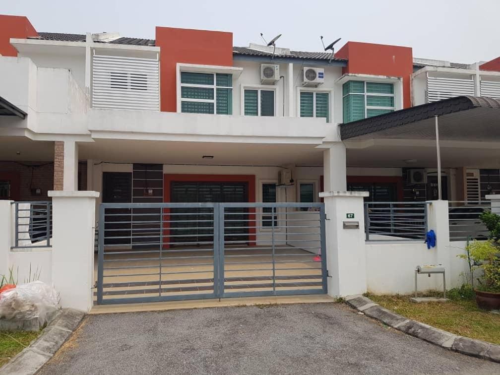Hasnifana Homestay Seri Iskandar Bagian luar foto